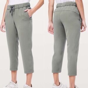 Lululemon On The Fly Crop Woven 23" Drawstring Pants in Grey Sage Size 10